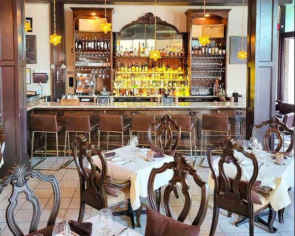 Interior of the bar at Di Vino Rosso in downtown Columbia's the Vista